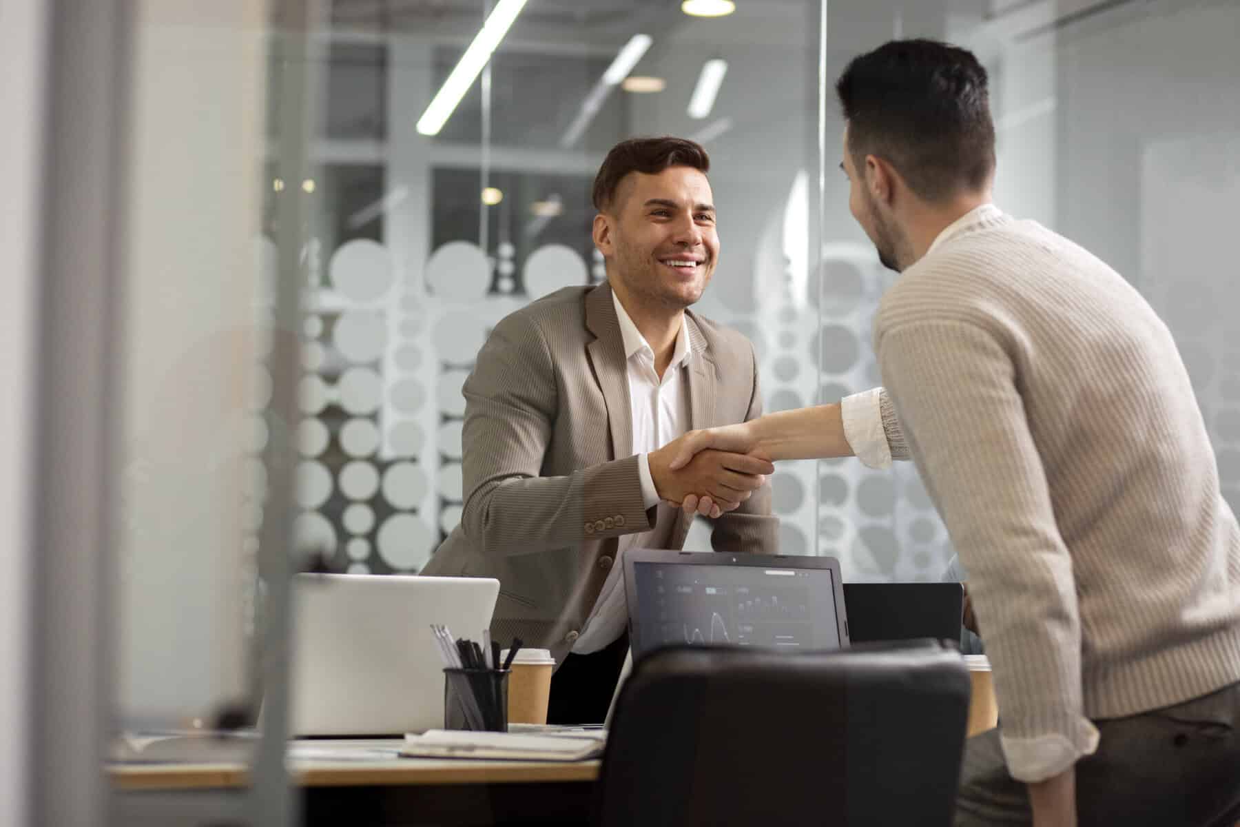 Corretor de seguros apresentando cotação de plano de saúde para cliente em reunião