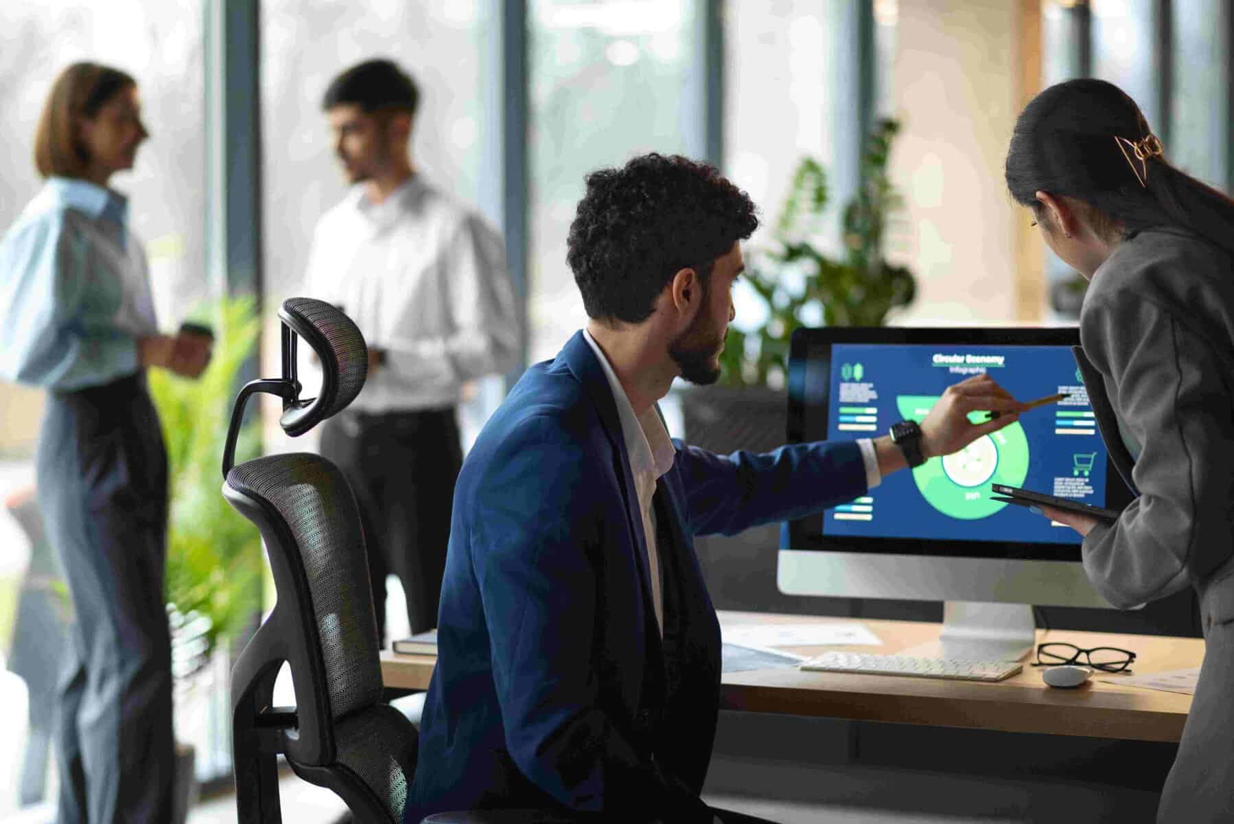 Corretor de seguros analisando cotações no sistema de multicálculo