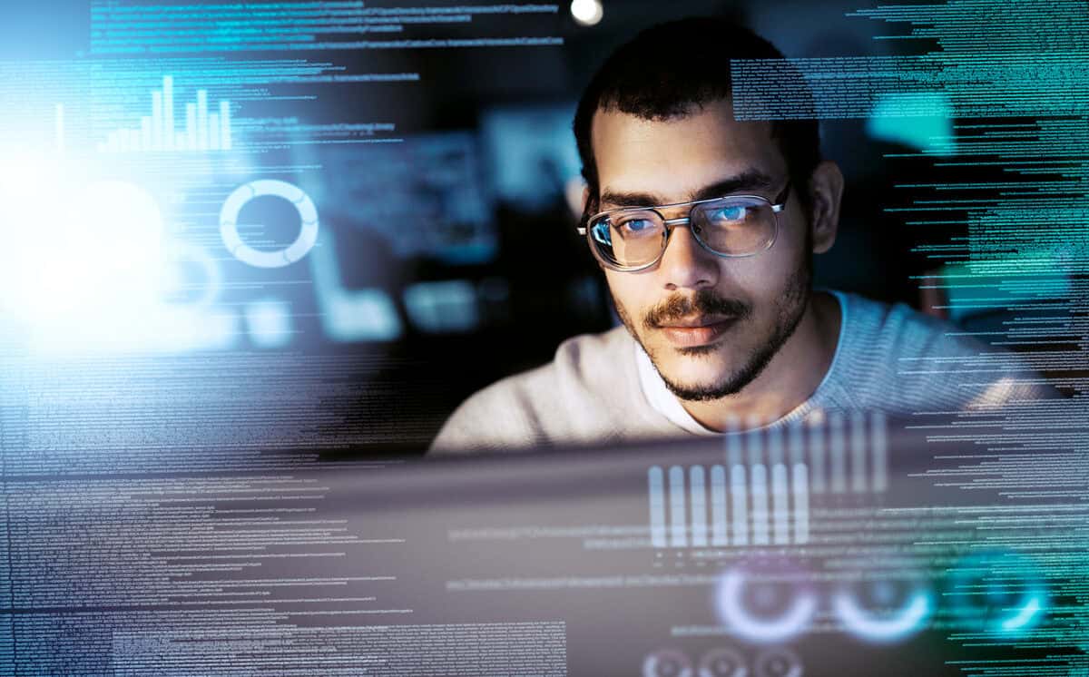 Corretor de seguros analisando dados em tela com dashboard de software de gestão para corretoras