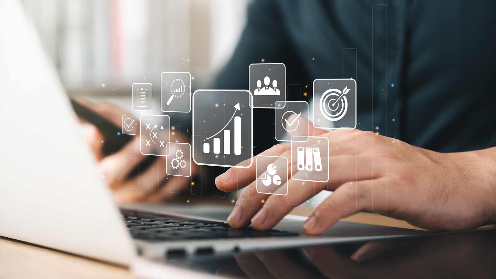 Corretor de seguros usando laptop e smartphone com ícones de automação de marketing digital