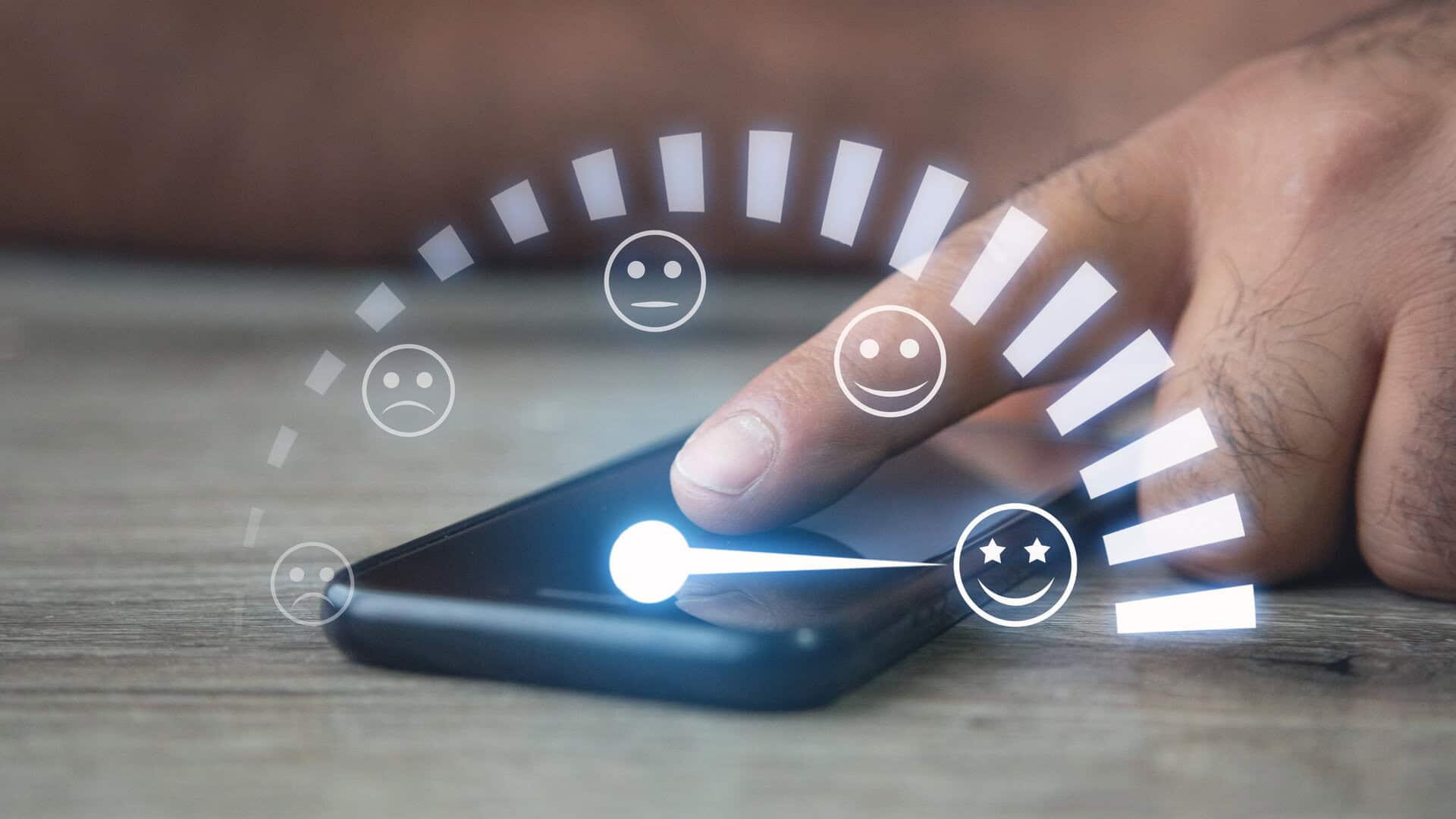 Mão tocando smartphone com medidor de satisfação e emojis de sentimentos, representando NPS para corretoras de seguros