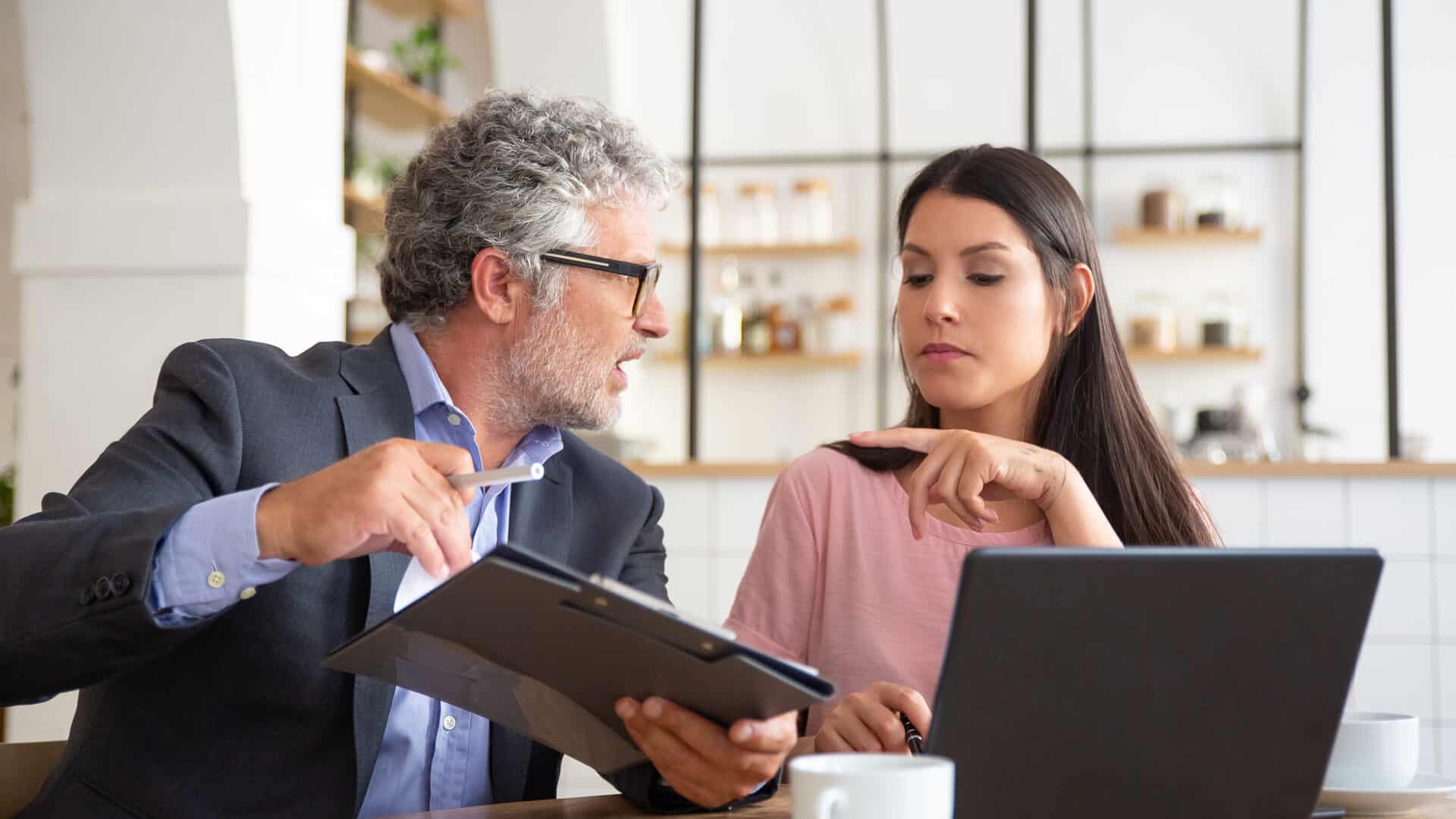Corretor de seguros apresentando proposta de plano de saúde para cliente em reunião