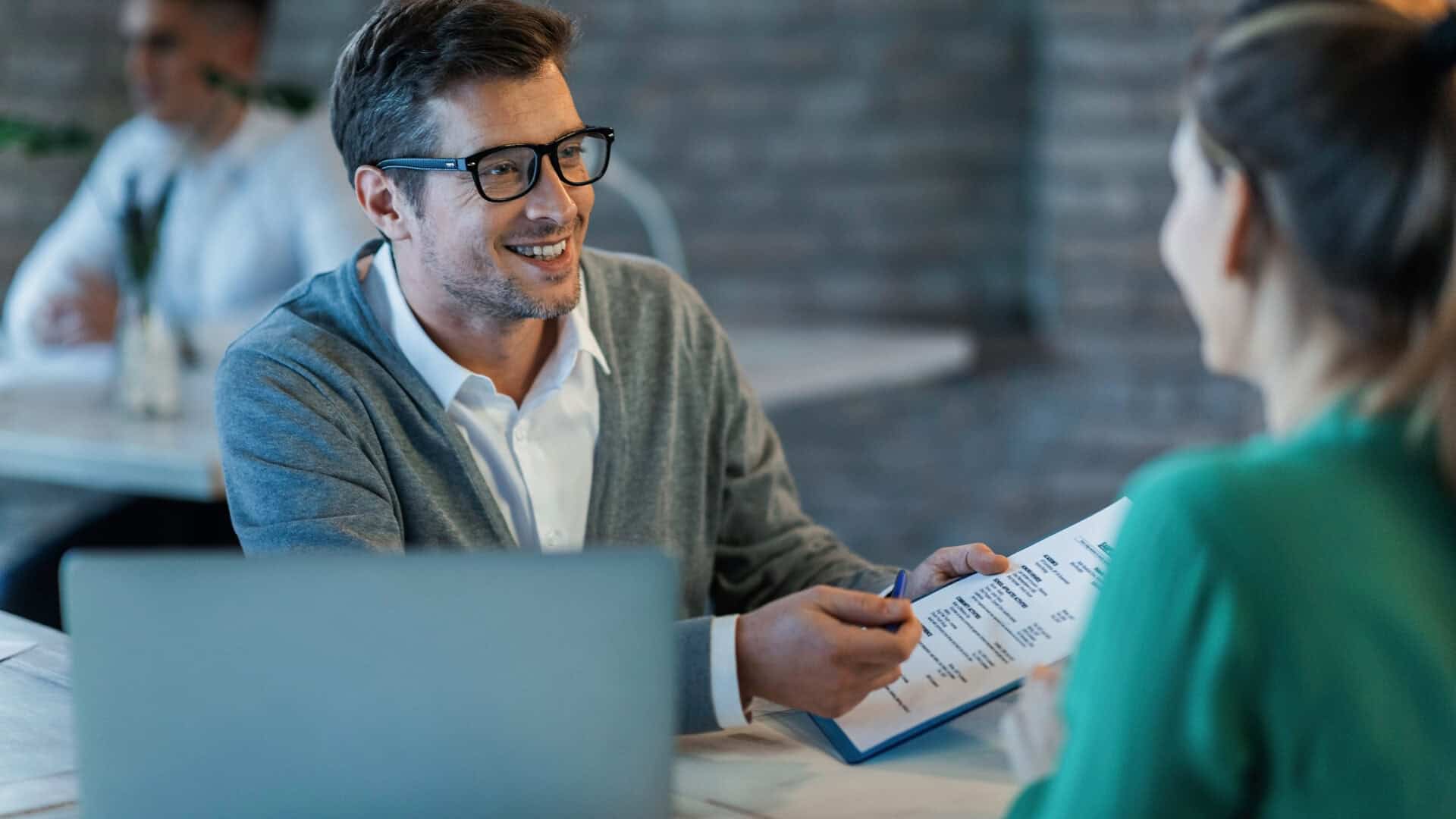 Corretor de seguros explicando endosso de seguro para cliente em atendimento