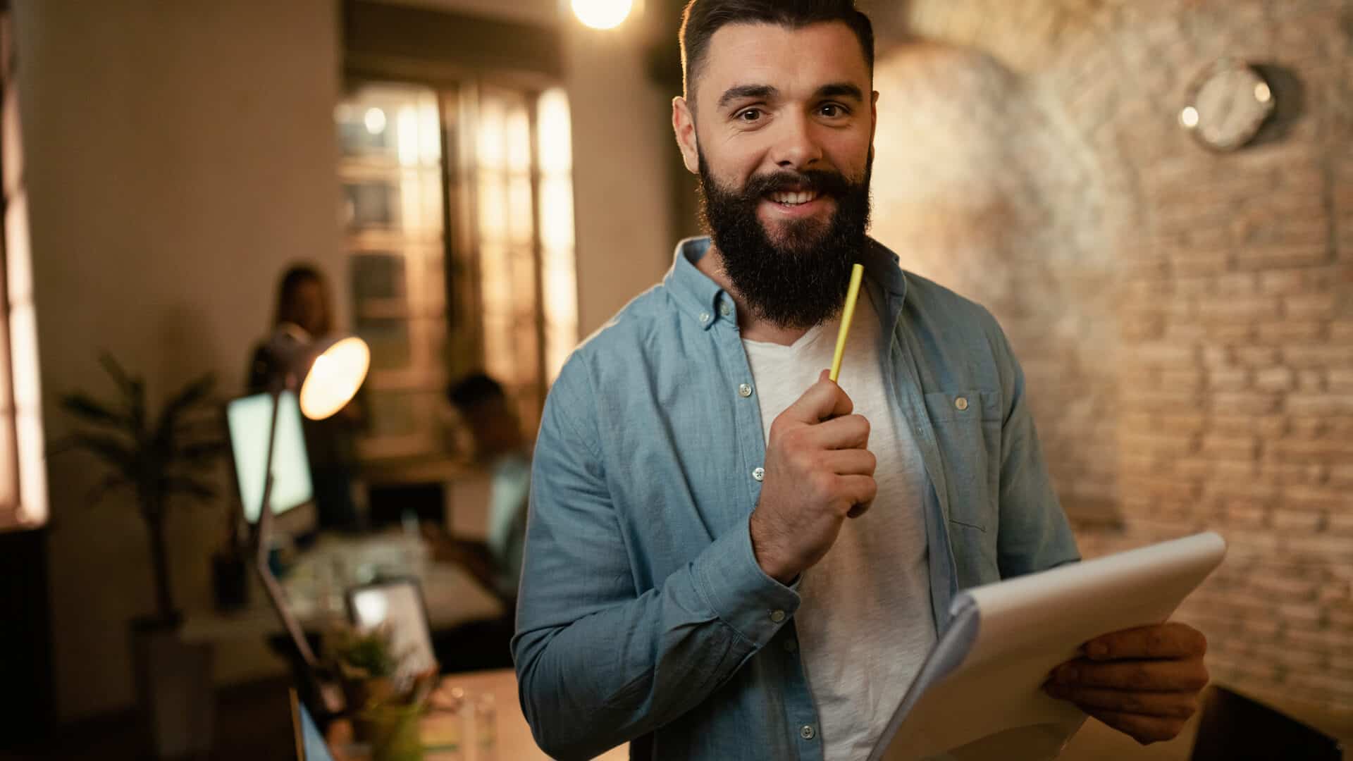 Corretor sorridente analisando relatórios no escritório, símbolo de confiança e marca pessoal