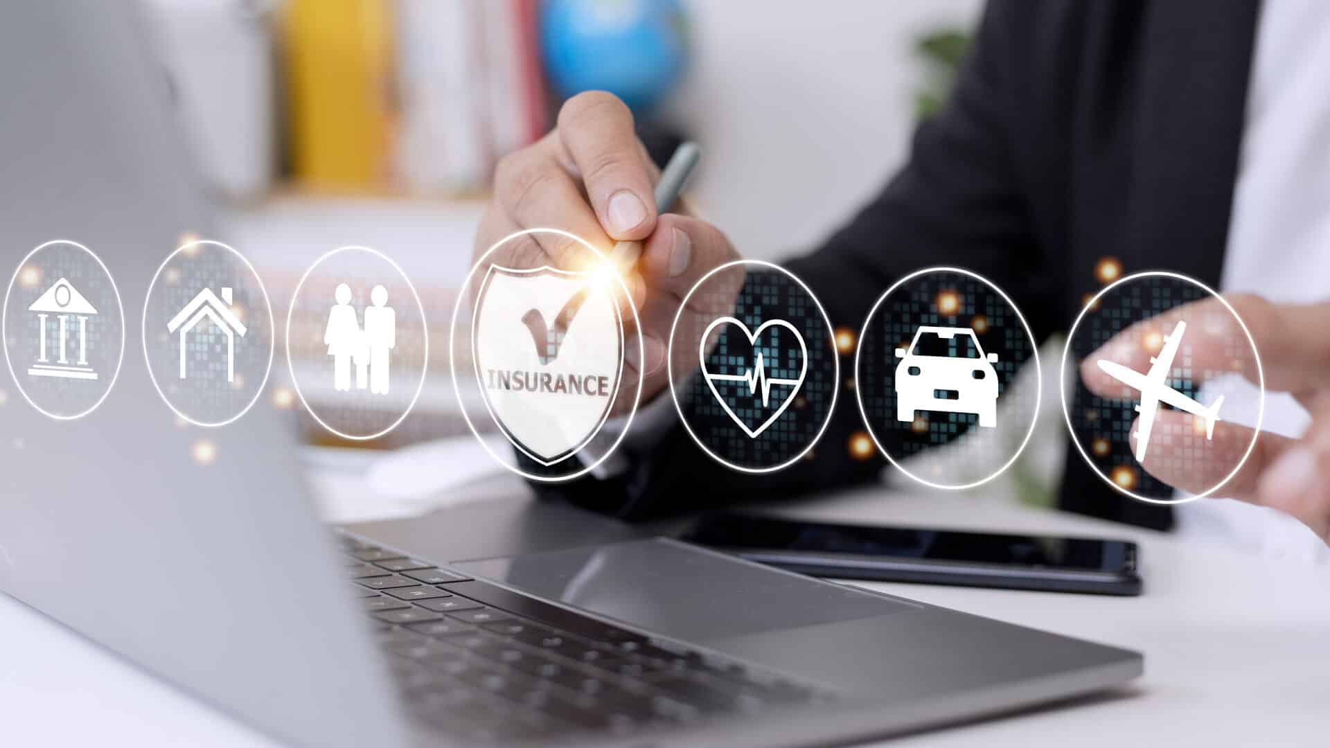 Corretor de seguros usando plataforma multi-gestão para cotar e gerenciar apólices online