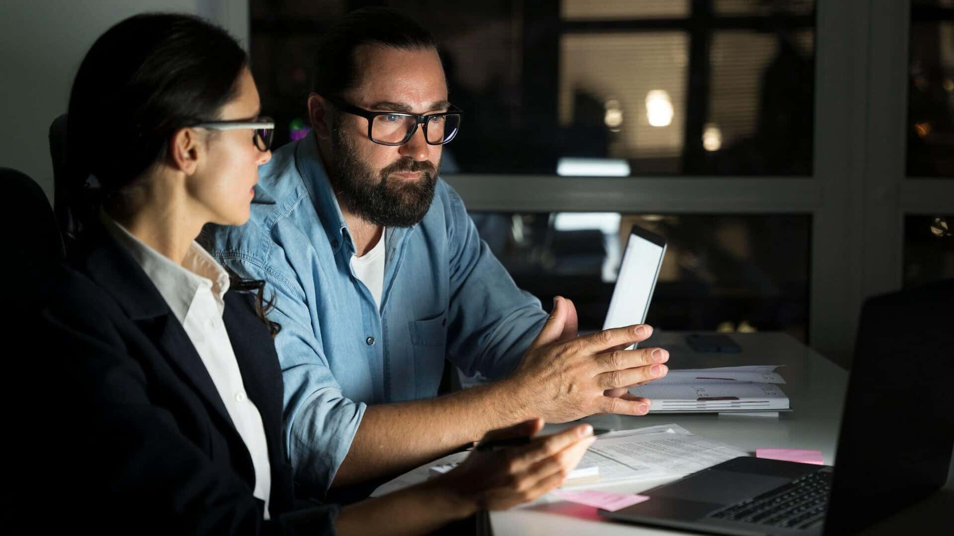 Corretor de seguros acessando o portal do corretor em um notebook